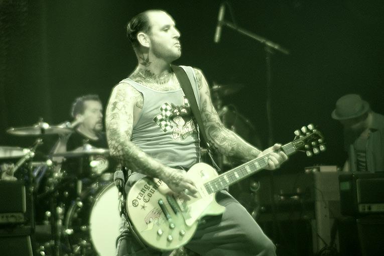 Mike Ness Guitars & Gear: The Complete Guide to Social Distortion's 1976 Les Paul Deluxe, Fender Bassman & Cowpunk Rig