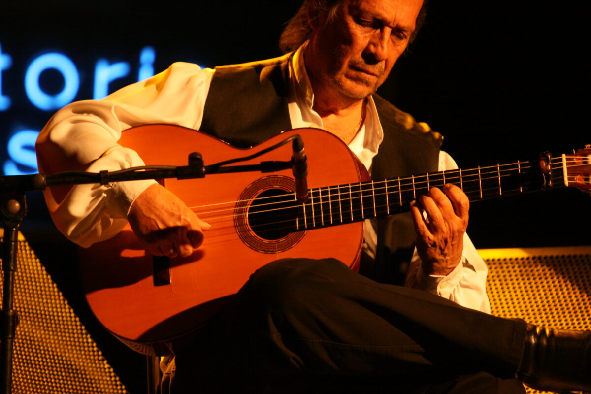 Paco de Lucía Guitars & Gear: The Complete Guide to the Flamenco Master's Rig