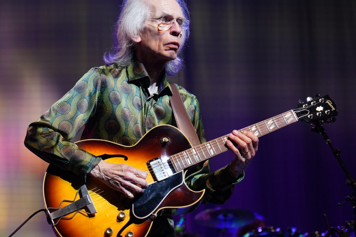 Steve Howe Guitars & Gear: The Complete Guide to Yes's Guitar Virtuoso's Rig