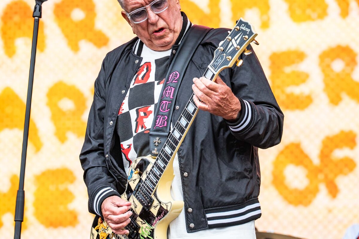 Steve Jones Guitars & Gear: The Complete Guide to the Sex Pistols' Guitarist's Stolen Fender Twin, New York Dolls Les Paul & Punk Rig