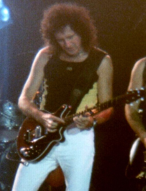 Brian May playing the Red Special in Cologne, 1998.