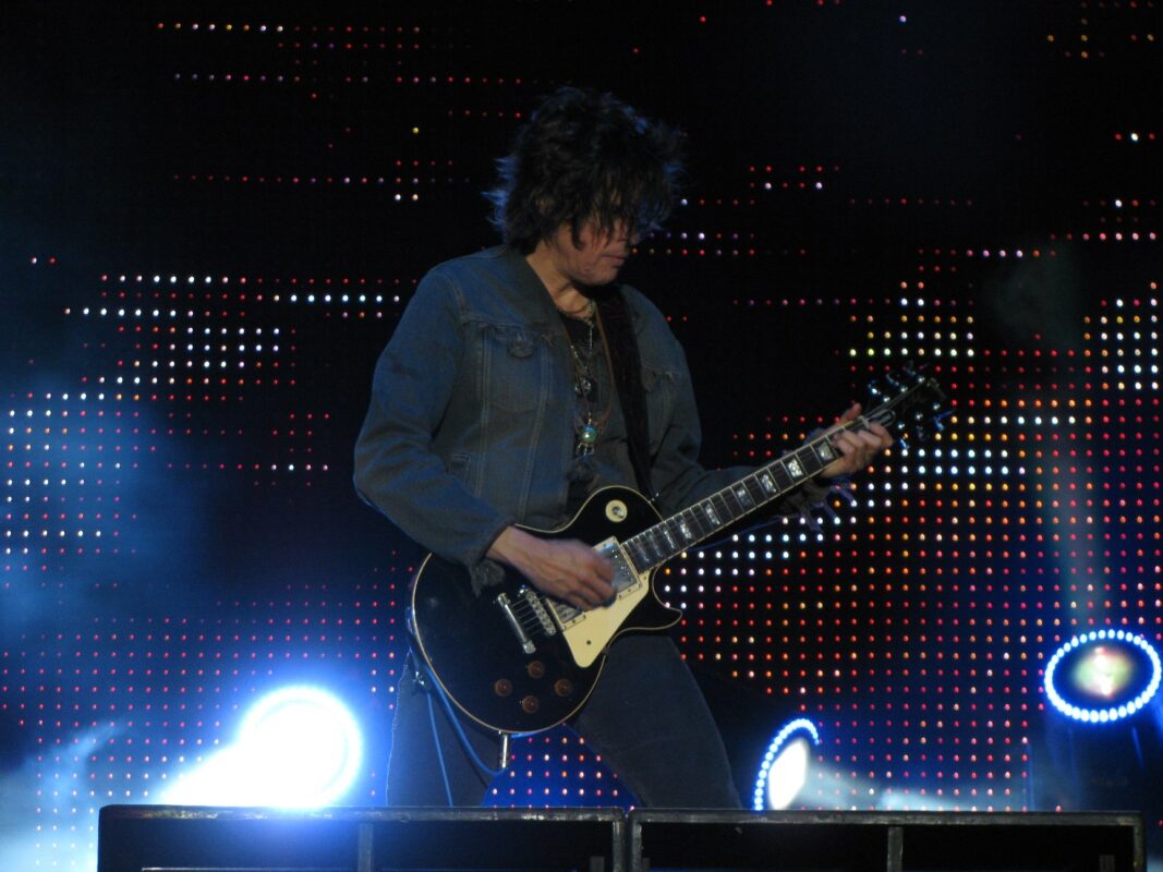 Dean DeLeo playing a Les Paul at Ottawa Bluesfest, July 2009.