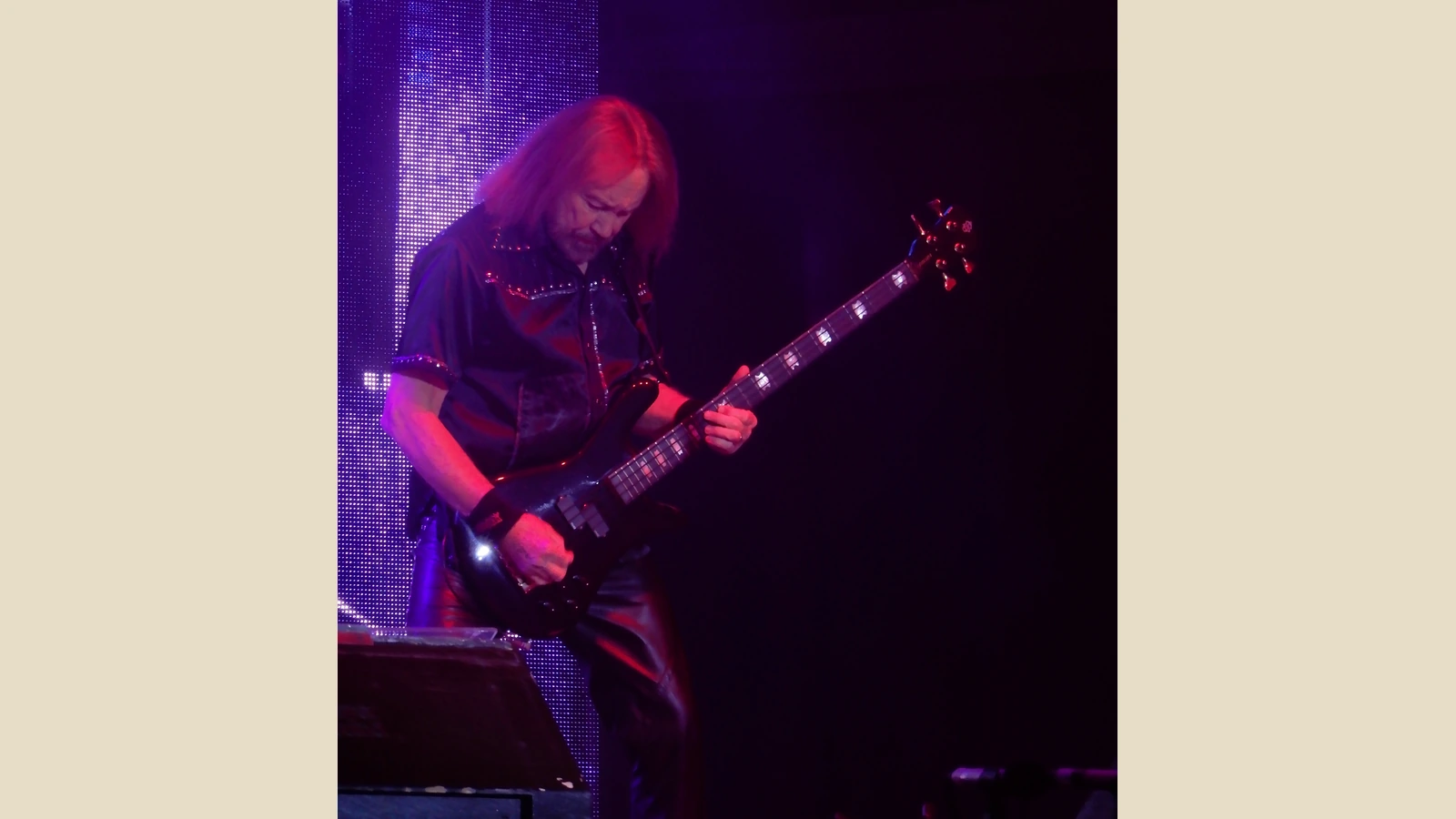 Ian Hill playing a black four-string bass at Motocultor in 2026