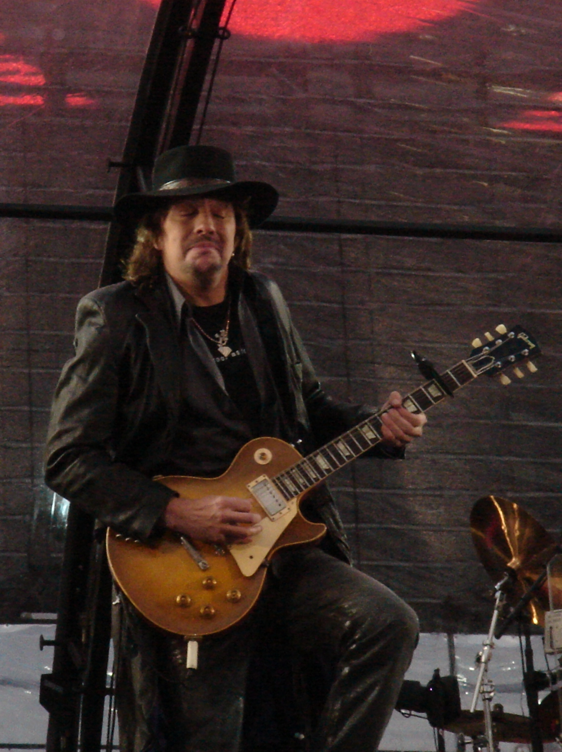 Richie Sambora playing a sunburst Gibson Les Paul in Dublin in 2006, with the complete guitar visible.